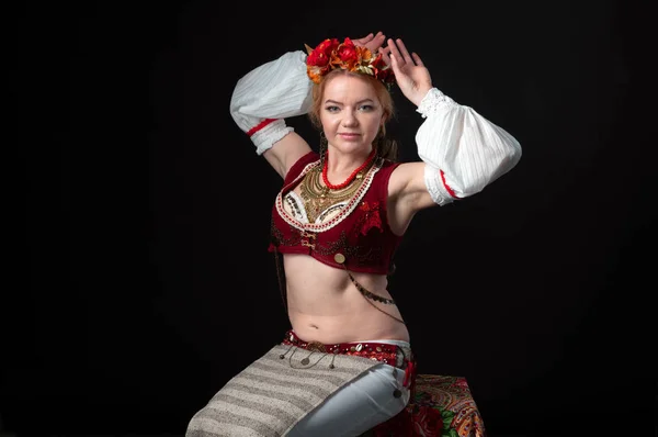 Woman Traditional Folk Eastern Slavic Costume Dance Circlet Flowers Vest — 스톡 사진