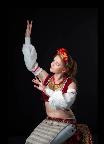 Atrakcyjna Kobieta Tradycyjnym Ludowym Stroju Słowiańskim Tańca Cyrkiem Kwiatów Kamizelki — Zdjęcie stockowe