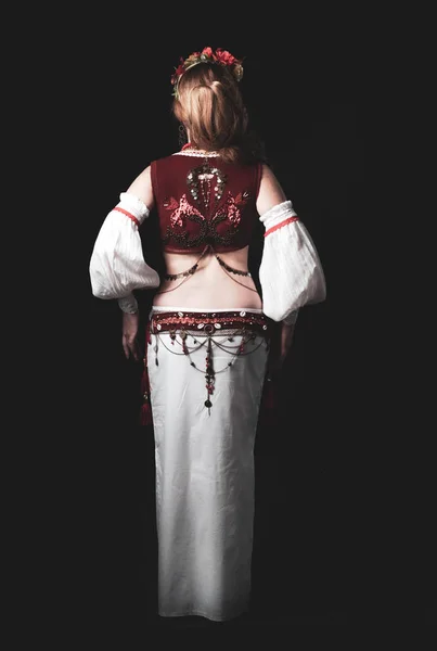 Widok Tyłu Kobieta Tradycyjnym Stroju Narodowego Tańca Plemiennego Słowiańskim Stile — Zdjęcie stockowe