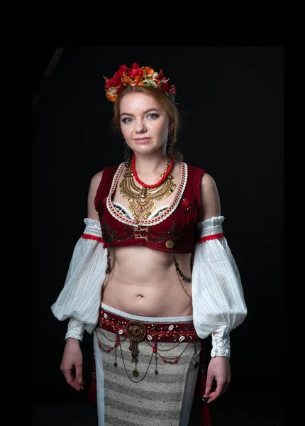 Attraktiv Kvinna Traditionell Trible Dans Kostym Ukranian Nationella Stätta Med — Stockfoto