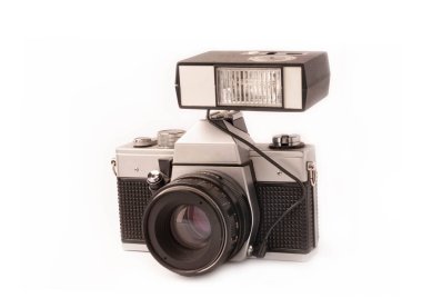 Cherkassy, Ukrayna, Minaev 'in stüdyosu, 04.09.2019: beyaz üzerine harici flaş ve metal mercekli siyah retro eski mekanik kamera