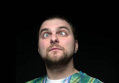 Yakışıklı, aptal, komik sakallı, siyah gözlü, çılgın adam.