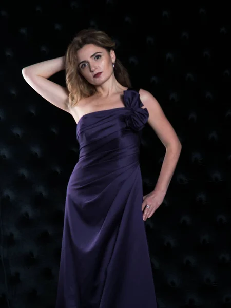 Красивая Уверенная Себе Женщина Макияжем Фиолетовом Обнаженном Плече Платье Бантиком — стоковое фото