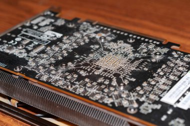 Cherkassy, Ukrayna, Rudneva Caddesi. 16 / 2, 01.25.2020: Ev geliştirmede ahşap yüzey üzerinde bilgisayar için grafiklerin yumuşak odak noktası