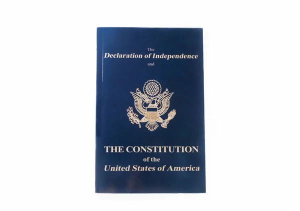 独立宣言と白人に孤立したウサの憲法が書かれた青い小冊子のトップビュー — ストック写真