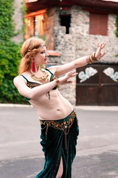 Bela Mulher Com Cabelos Longos Traje Dança Ventre Verde Tradicional — Fotografia de Stock