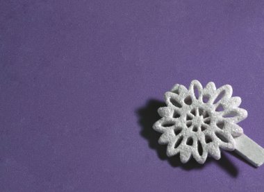 Dekoratif noel beyaz kar taneli boş pankart üst görünümü mor arka planda tatil için