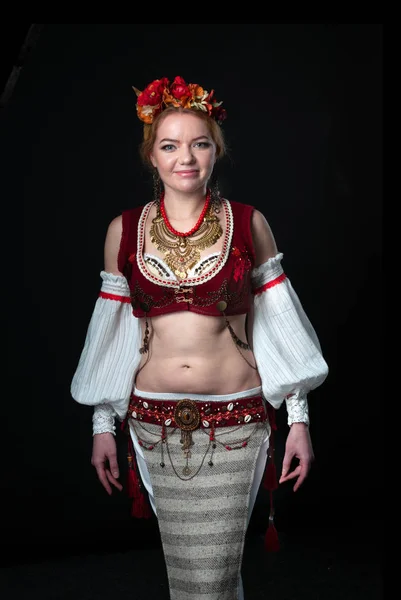 Vacker Säker Dansare Traditionell Folk Vit Med Röd Slaviska Kostym — Stockfoto