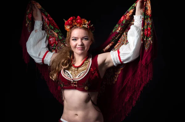 Hermosa Mujer Traje Eslavo Tradicional Con Corona Chaleco Collar Mirando —  Fotos de Stock