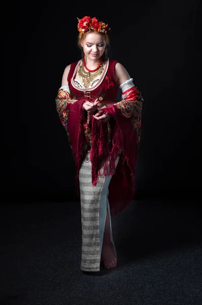 Vacker Leende Kvinna Traditionell Folk Slaviska Kostym Med Krans Väst — Stockfoto