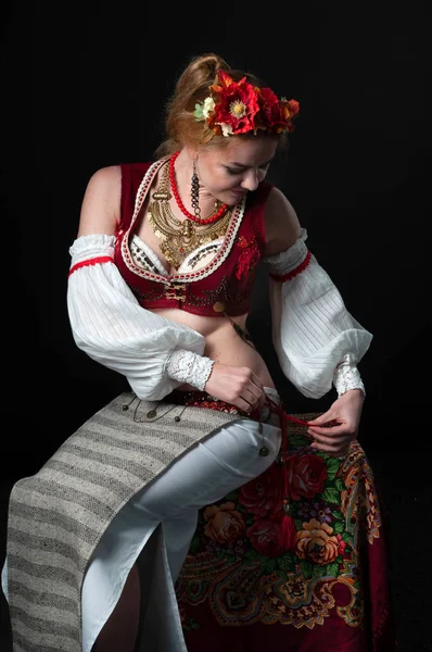 Vacker Kvinna Traditionell Folk Östra Slaviska Kostym För Dans Med — Stockfoto