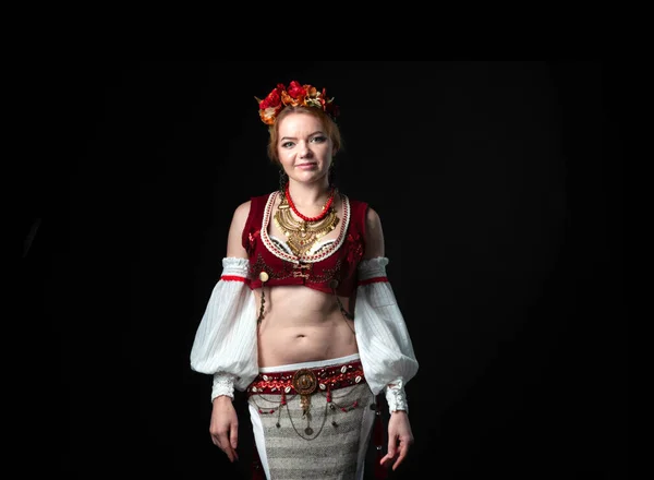 Vacker Dansare Traditionell Folkvit Med Röd Slaviska Kostym Med Krans — Stockfoto