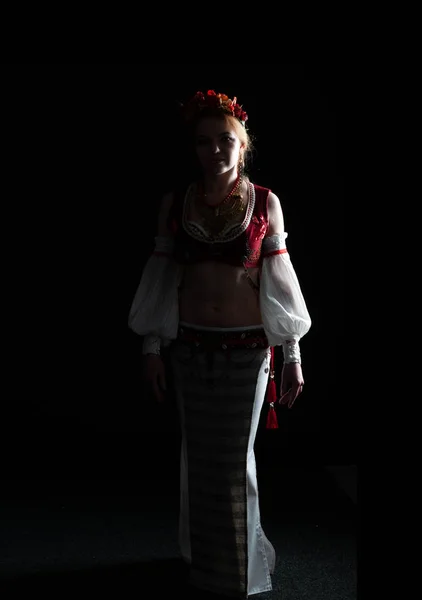Oświetlone Tyłu Lekka Sylwetka Kobiety Tradycyjnym Ludowym Słowiańskim Stroju Tańca — Zdjęcie stockowe