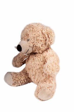 Sevimli, yumuşak, bej renkli oyuncak ayı beyazı izole edilmiş.