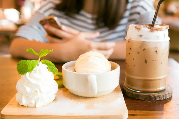 Ovanifrån av läckra mocca kaffe med dessert — Stockfoto