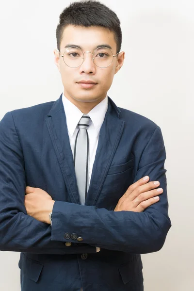 Портрет азиатского бизнесмена в черном костюме — стоковое фото