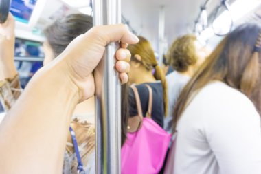 Metro içinde bulanık kişi