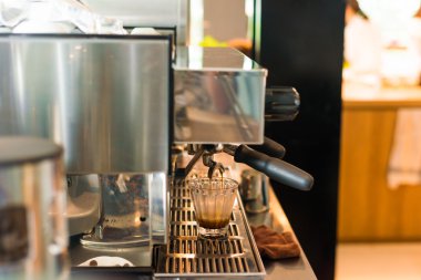 Latte sanat yapmak profesyonel kahve makinesi