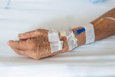 Yaşlı hastalar el ile hastane konsept tuzlu çözüm, el