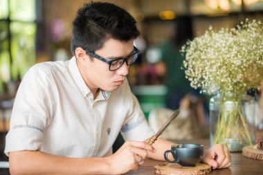 Bir kahve dükkanında kolaj erkekler okuyor erkekler