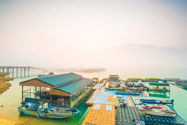 日月潭 3月21日 雾与许多小船停泊在码头 而日出在2015年3月21日在日月潭 日月潭是台湾最大的水体 天然的地方 — 图库照片