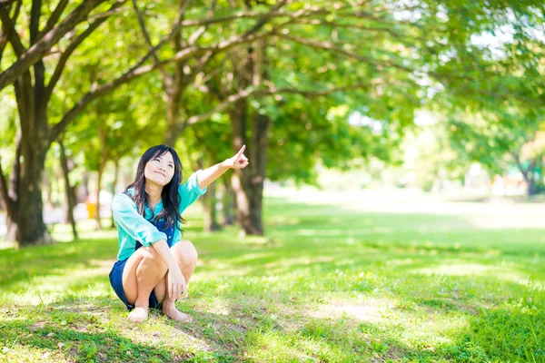 享受着大自然的绿色草地上的树枝上 新鲜度中央公园与妇女 — 图库照片