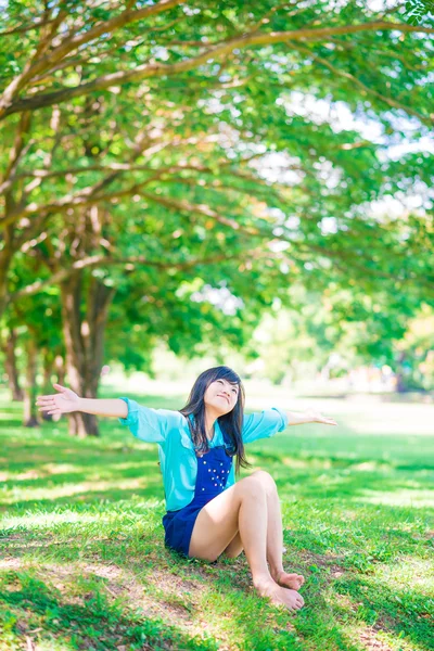 Asiático Bonito Mulher Relaxante Desfrutando Sob Árvore Parque — Fotografia de Stock