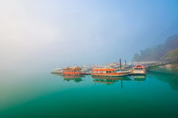 Sun Moon Lake Taiwan Março Névoa Com Muitos Barcos Estacionando — Fotografia de Stock