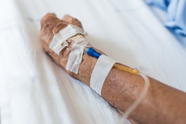 Yatakta serum fizyolojik solüsyonu ile yaşlı el
