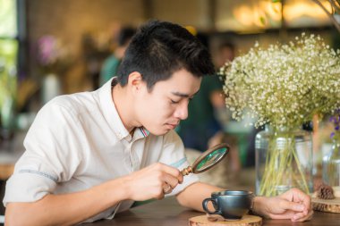 Bir kahve dükkanında kolaj erkekler okuyor erkekler