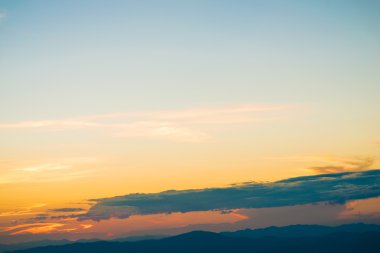 Dağların zirvesine gün batımı