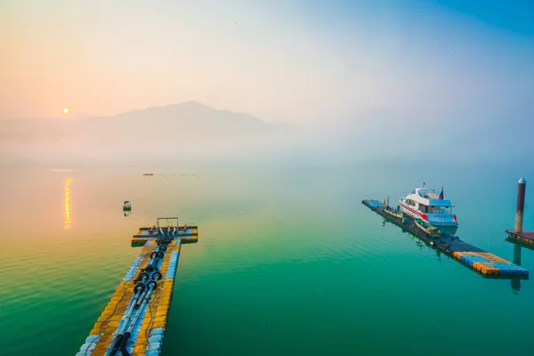 Sun Moon Lake Taiwan Mars Dimma Med Många Båtar Parkering — Stockfoto