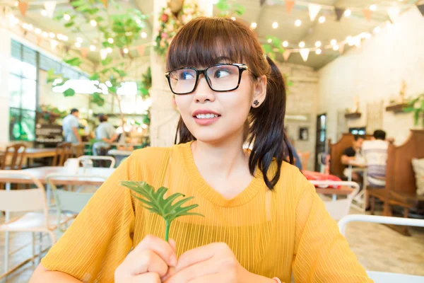 Asiático Hipster Nerd Óculos Mulheres Sentado Café Café Fundo — Fotografia de Stock