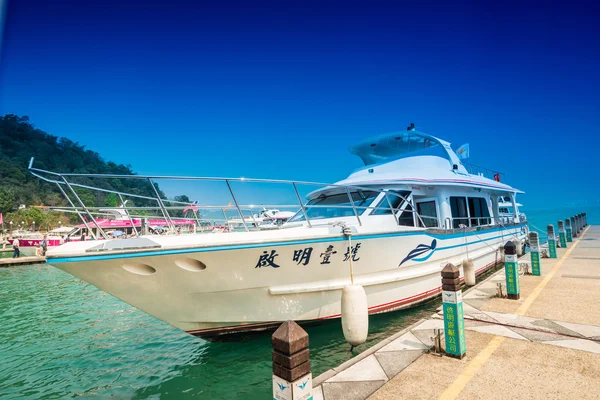 日月潭 3月20日 游客与船停泊在码头上2015年3月20日在日月潭 日月潭是台湾最大的水体 也是旅游胜地 — 图库照片