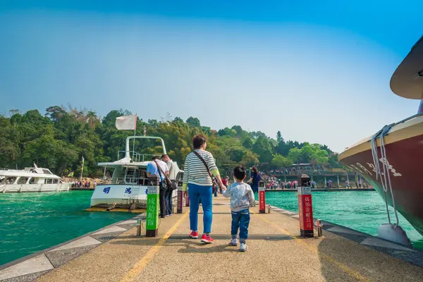 Sun Moon Lake März Touristen Mit Booten Parken Pier März — Stockfoto