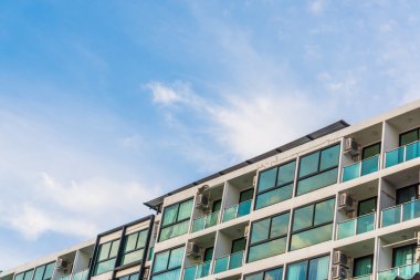 Modern daire balkon gün batımında.