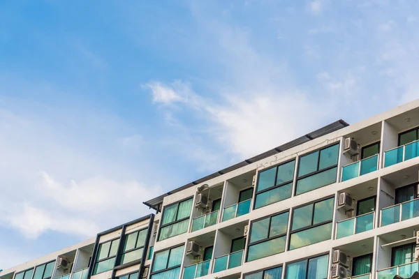 Modern daire balkon gün batımında.