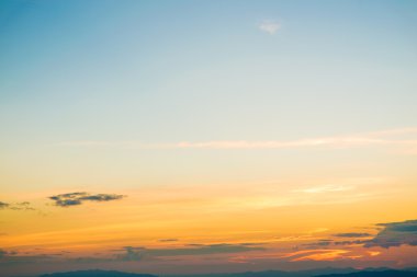 Dağların zirvesine gün batımı