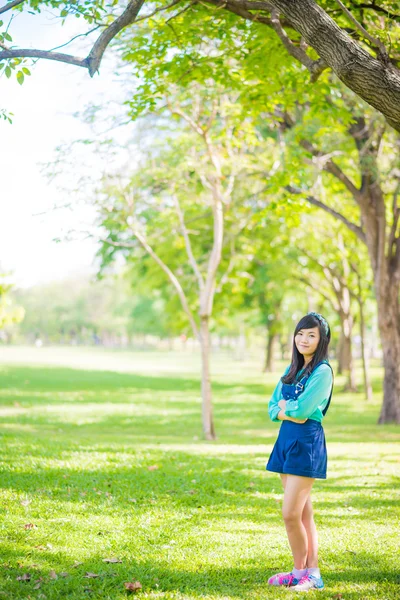 亚洲的可爱女人放松和享受公园在树下 — 图库照片