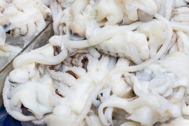 Buz pazarda taze kalamar 