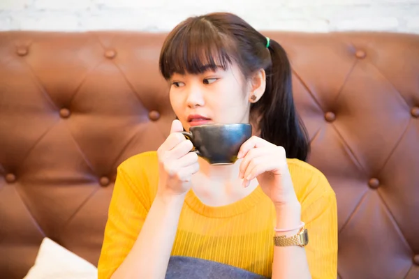 Retrato de asiático sonrisa mujeres sosteniendo latte arte café — Foto de Stock