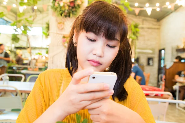 Woman Typing Text Message Social Smart Phone Loft Industrial Cafe — Stock Photo, Image