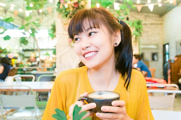 라 떼 아트 커피를 들고 아시아 미소 여자의 초상화 — 스톡 사진