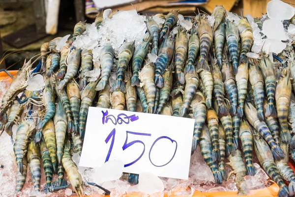 Flussgarnelen mit Ei auf dem Frischmarkt — Stockfoto