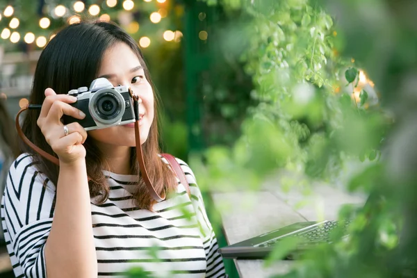 Wanita Asia muda membuat foto dengan kamera film vintage — Stok Foto