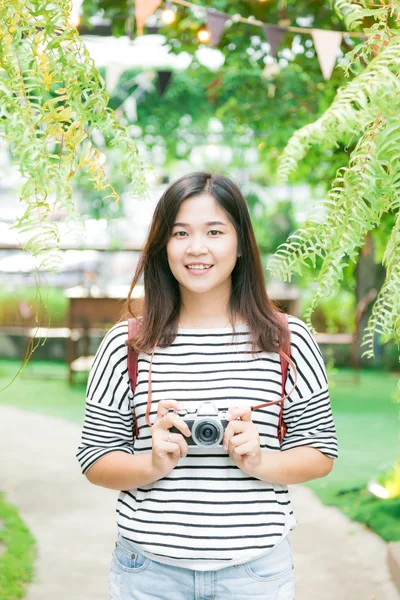 Joven mujer asiática haciendo fotos con cámara de película vintage —  Fotos de Stock