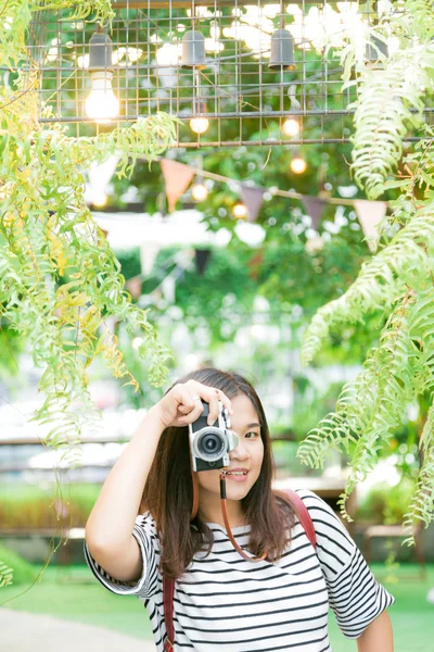 Fotografer membuat gambar di luar ruangan gaya hidup musim panas portrai — Stok Foto