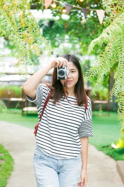 Fotografo fare foto a stile di vita all'aperto estate portrai — Foto Stock