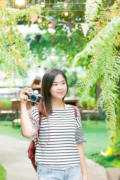 Jeune femme asiatique faisant des photos avec caméra de film vintage — Photo