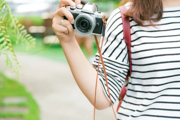 Fotografen att göra bilder på utomhus sommaren livsstil portrai — Stockfoto